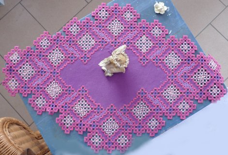 Hardanger auf Tisch.violett-