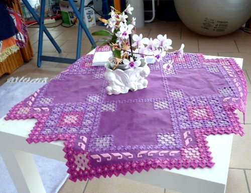 Hardanger,auf ZTisch+Blumen.Violett
